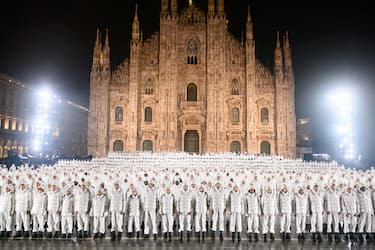 Piumini e coriandoli nello spettacolo per i 70 anni di Moncler. FOTO